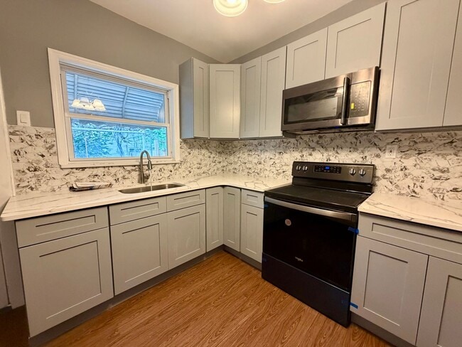 Building Photo - Renovated 3-Bedroom Home Near Hunting Park! Available NOW!