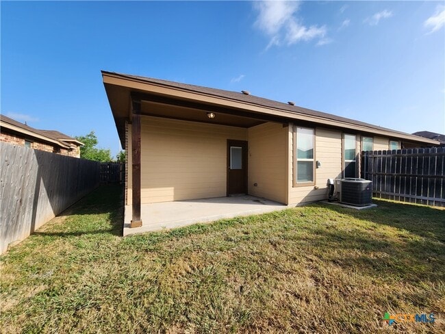 Building Photo - 530 Creekside Frst