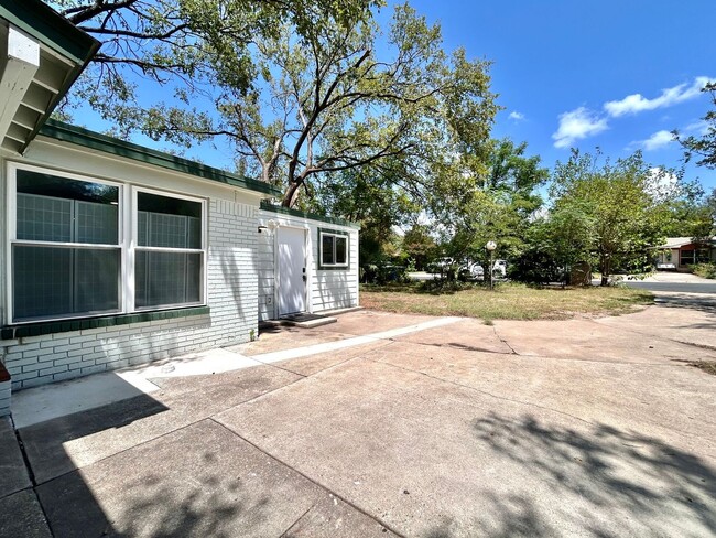 Photo - 2309 Devonshire Dr Unidad B