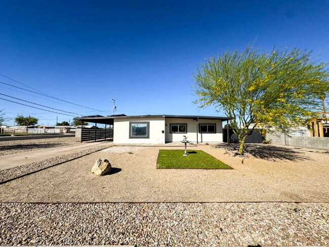 Building Photo - "Updated 3-Bedroom, 2-Bath SOLAR Home in Yuma"