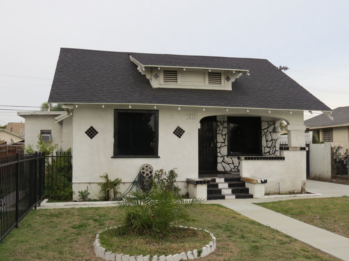 Photo - 1833 W 51st St