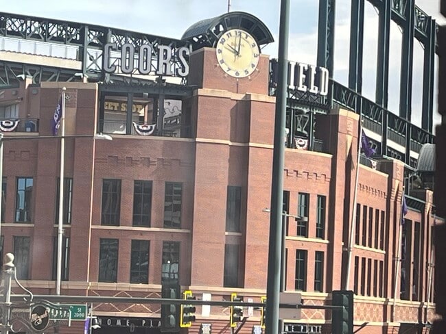 vista desde la ventana de la sala de estar - 1940 Blake St Unidad 200