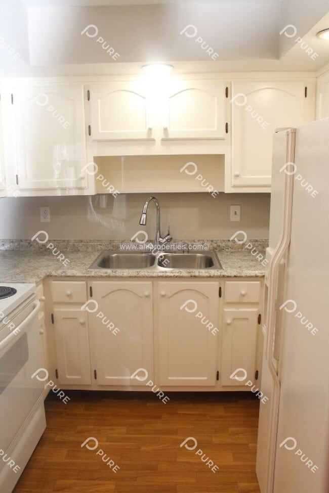 Photo - 2817 Wynterhall Rd SE