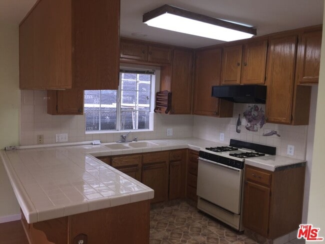 Photo - 5822 Harold Way Unidad D