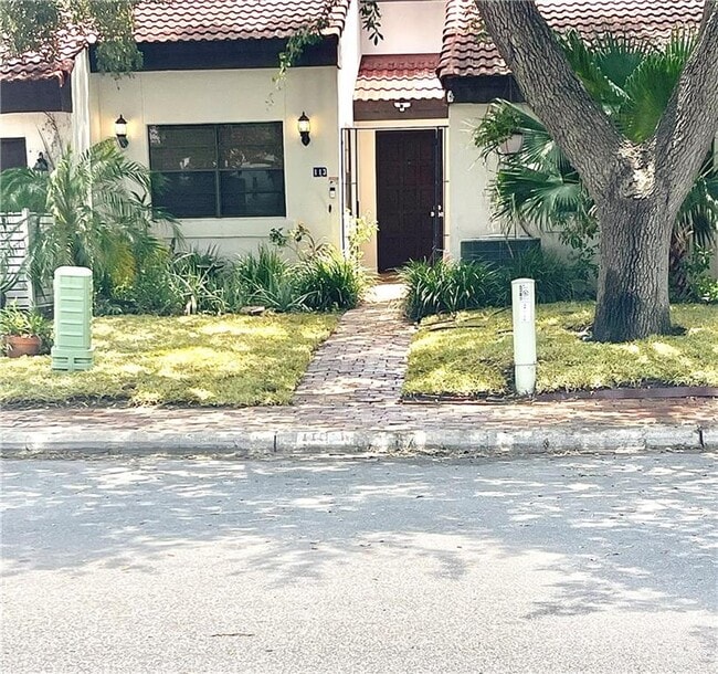 Building Photo - 10 Shasta E Ave