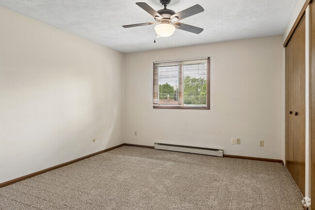 2BD, 1BA - 925SF - Primary Bedroom