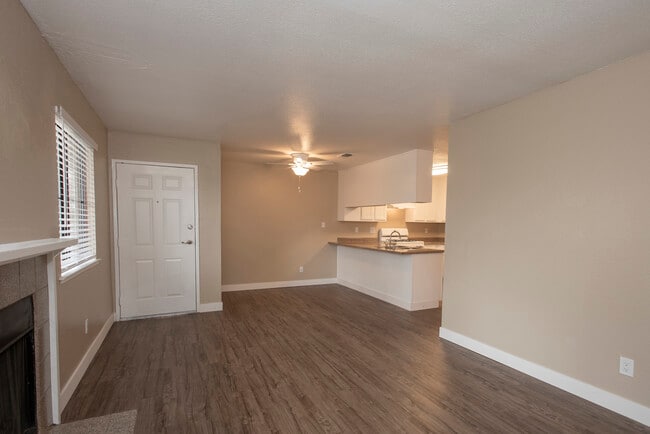 Living/dining area - River's Edge Apartments