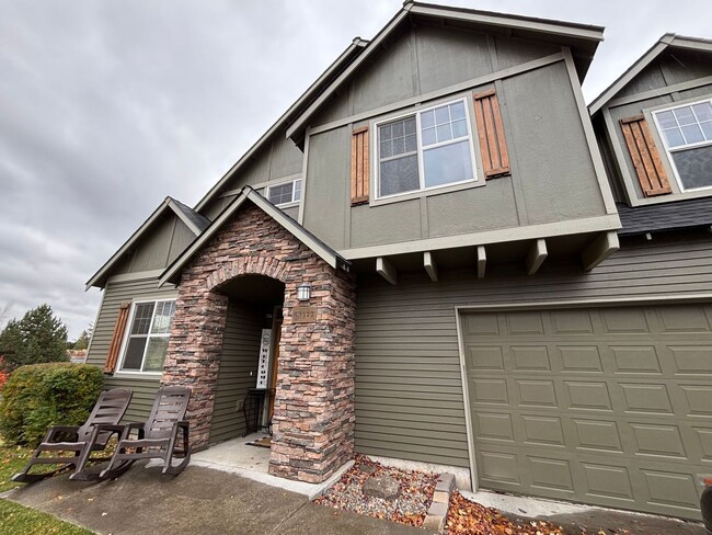 Building Photo - Beautiful and Spacious 4 Bed/2.5 Bath Home...