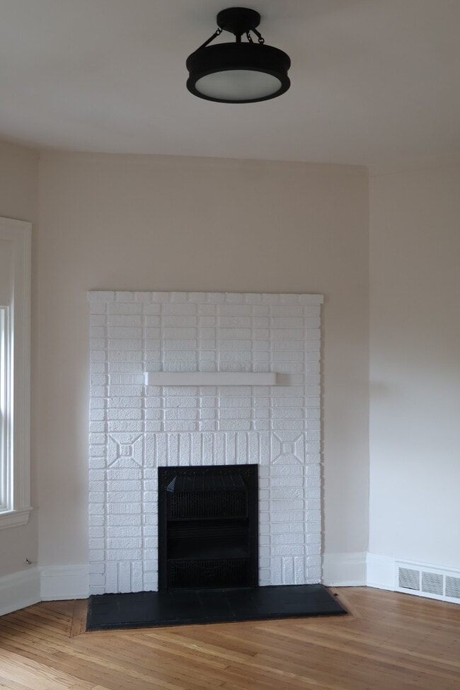 Building Photo - 813 N Sheridan Ave Unit Apt.3