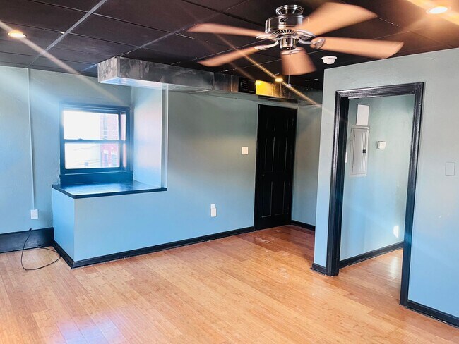 Building Photo - 922 Western Ave Unit WT 922- 2R