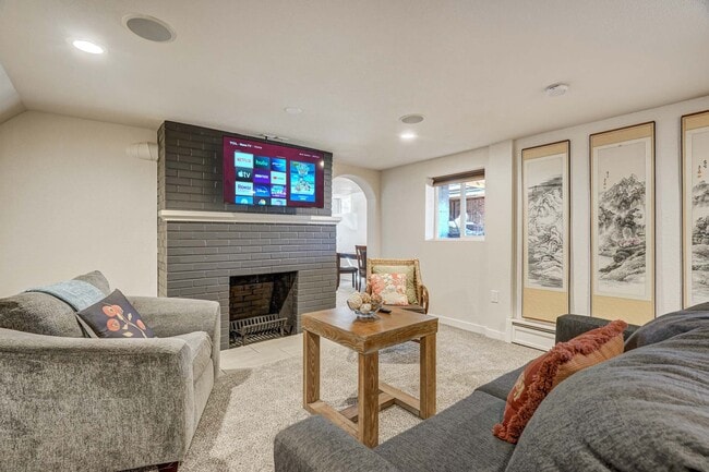 Sala de estar - 2022 Woodburn St Unidad The Scholar Downstairs #2
