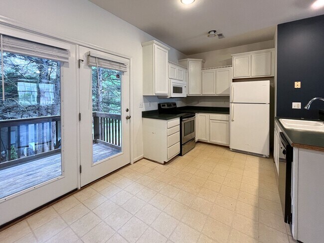 Photo - 3BD/2.5BA Townhouse - Hydraulic Rd.