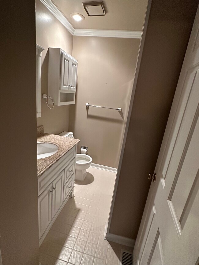 Bath attached -1 - 9120 Dominion Cir Unidad 9120