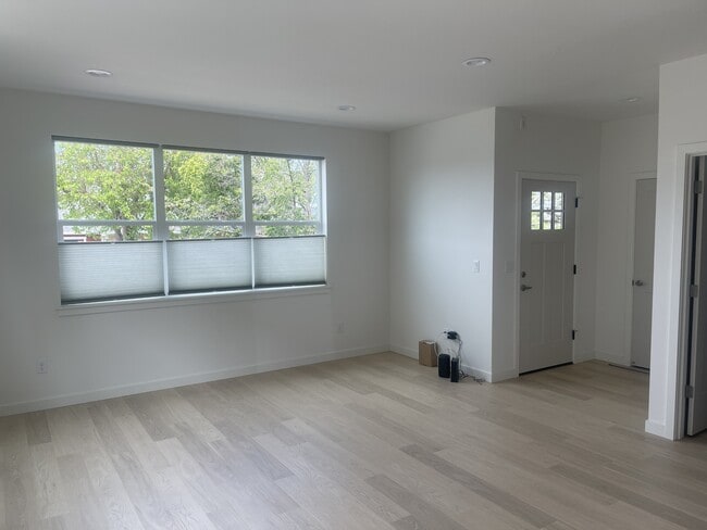 Photo - 322 Talent Ave