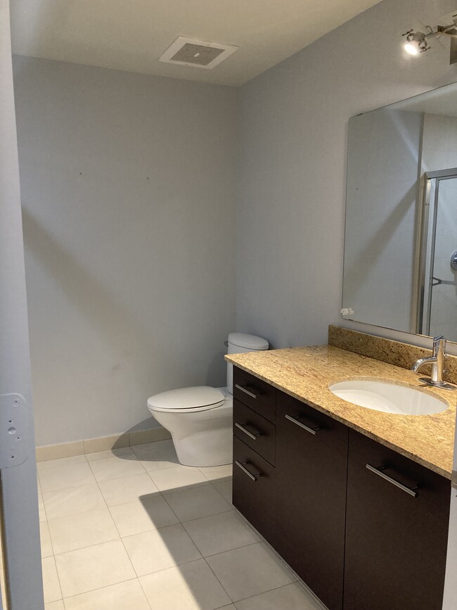 baño de invitados - 3029 NE 188th St