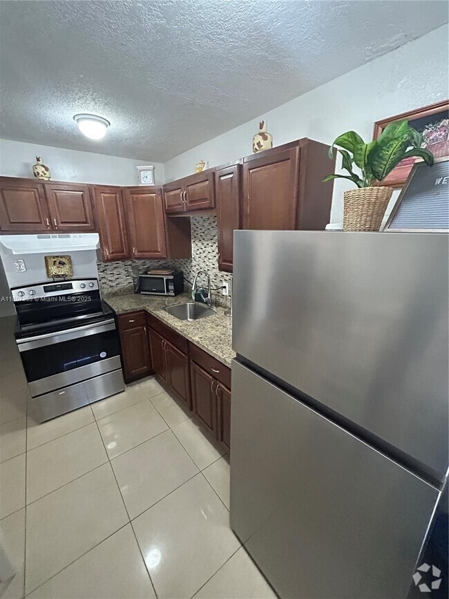 Building Photo - 1906 SW 8th St Unit 1-2 Rental