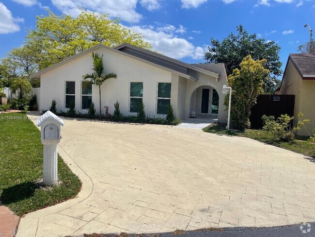 Building Photo - 3301 SW 114th Ct Rental