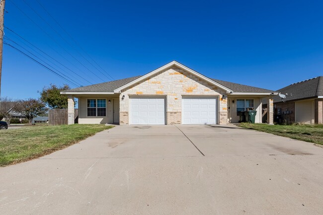 Building Photo - 2930 Saulsbury Dr Unit B