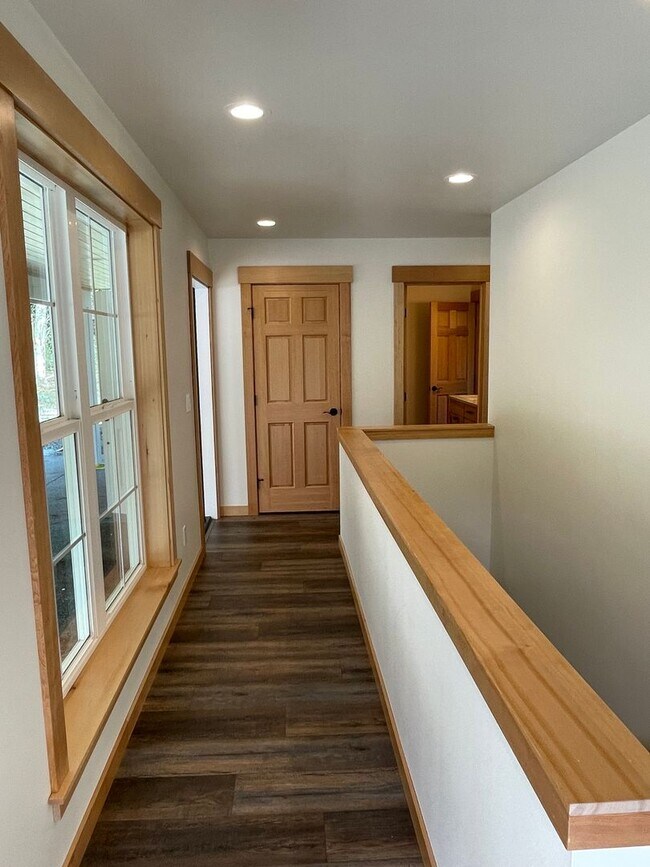 Photo - Lovely Pet Friendly Home at Honeymoon Lake!