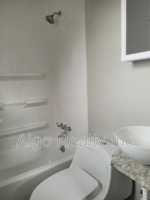 Photo - 133 Winifred St W