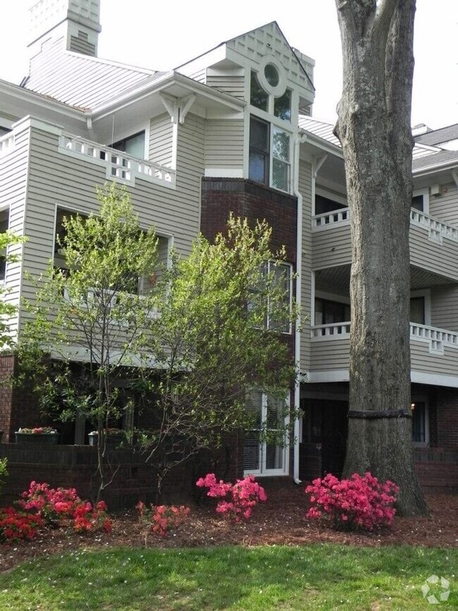 Building Photo - Charming 2BR Condo in Charlotte