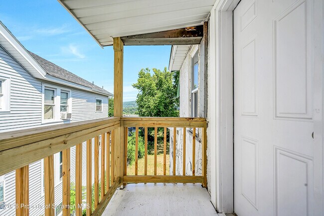 Photo - 958 Ridge Ave