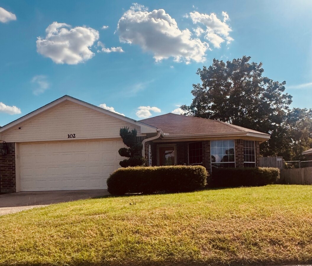 Photo - 102 Applegrove Cir