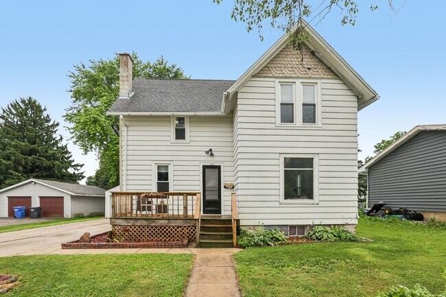 Building Photo - Charming 3-Bedroom Home with Spacious Back...