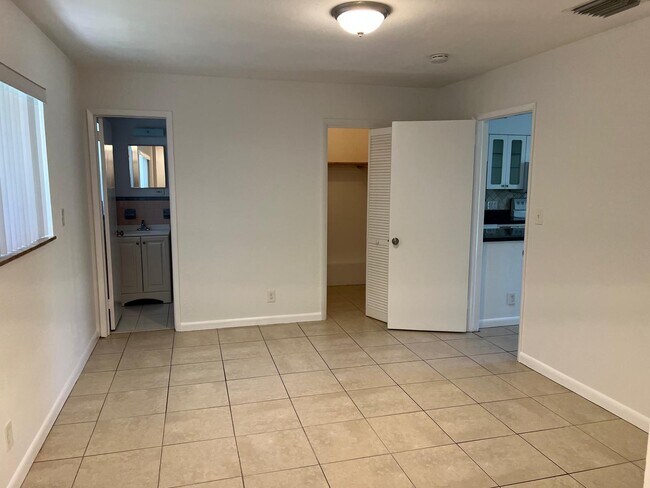 DORMITORIO PRINCIPAL - 1809 NE 2nd St