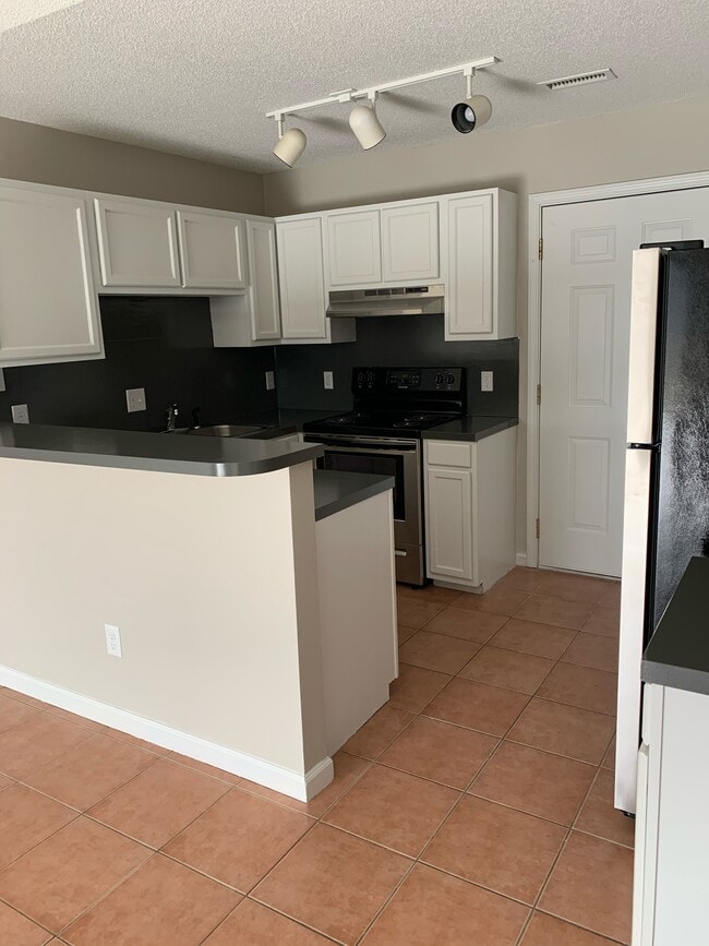 Cedar Rock 1 Bedroom Kitchen - Apartments on 20th