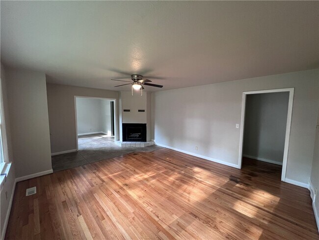 Photo - 303 Harve St