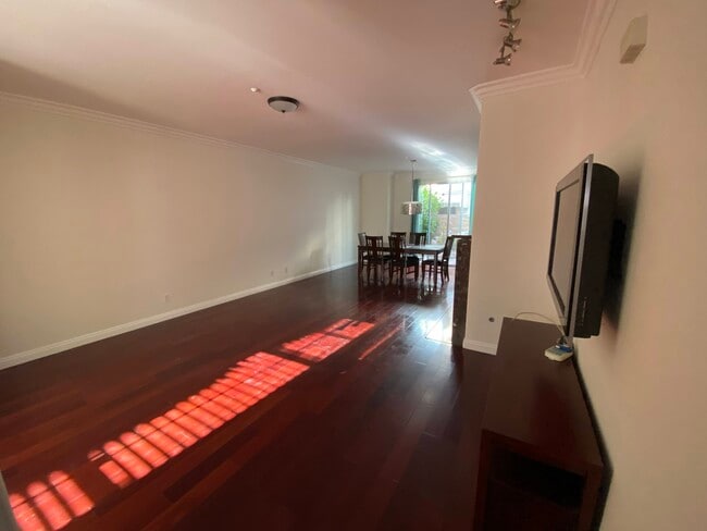 Building Photo - 462 W Duarte Rd Unit B
