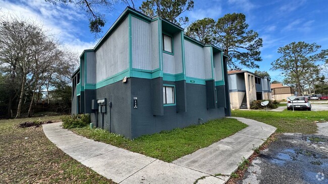 Building Photo - Freshly renovated 2/1 on the Westside, Ava... Rental