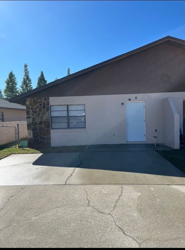 Building Photo - North Lakeland Apartment!