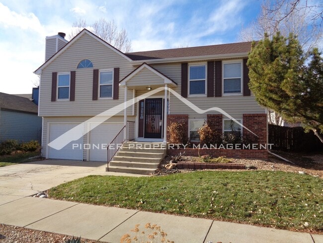 Building Photo - Split-level Home With Fenced Backyard and 2 Large Decks!