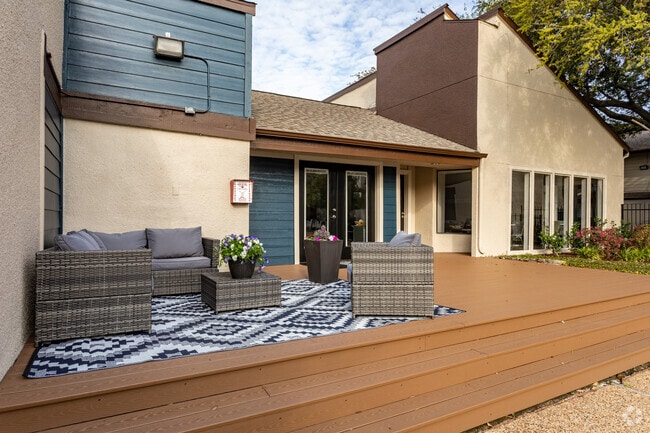 Salón al aire libre junto a la piscina - Windridge On The Parkway