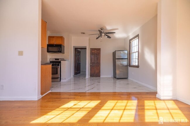 Photo - 60 Sampson St