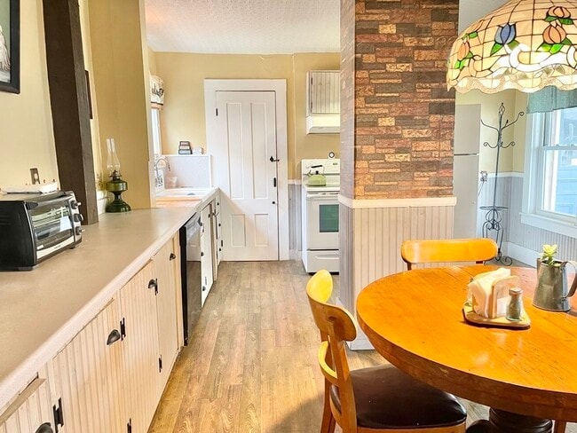 Photo - 196 Main St Unit 1