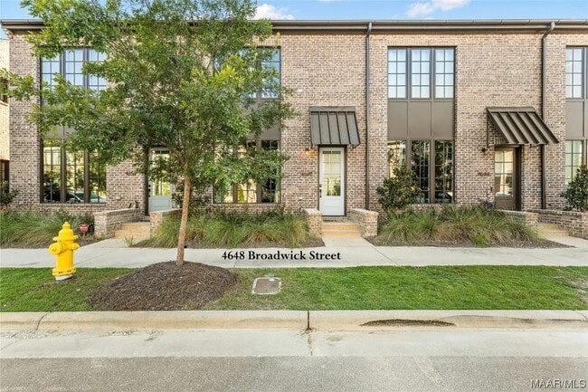 Photo - 4648 Broadwick St