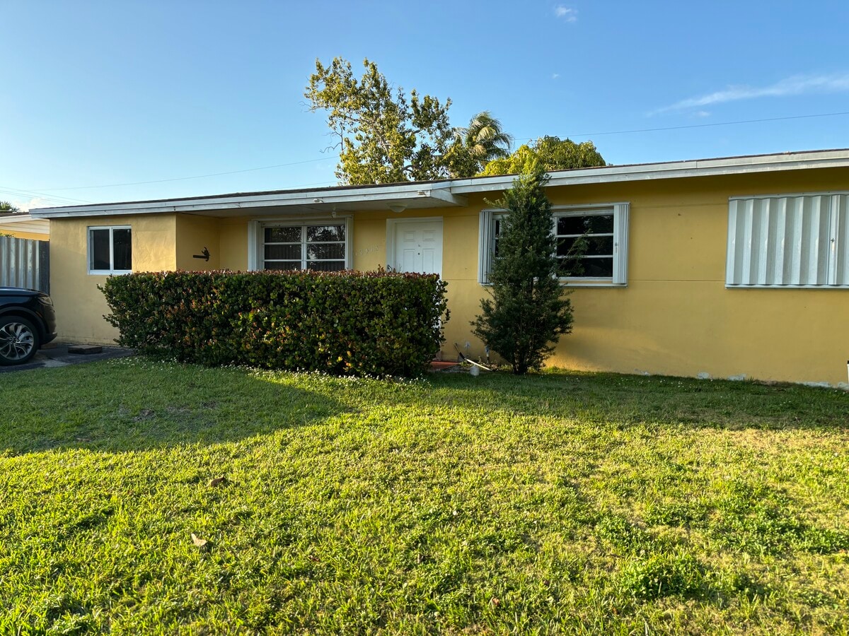 Front of the house - 10475 SW 46th St