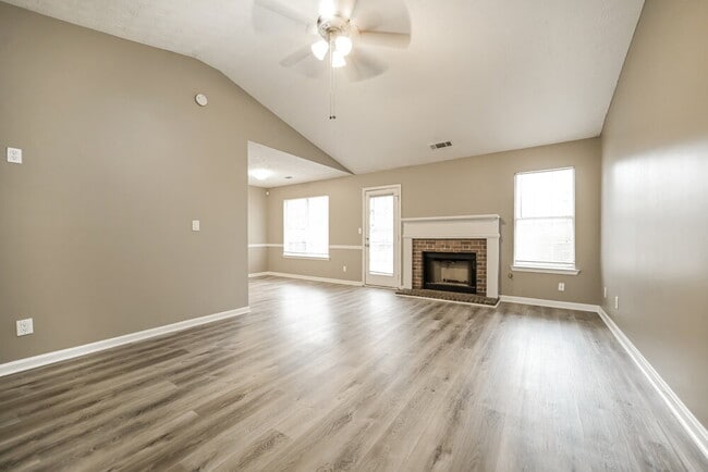 Photo - 1001 Maple Leaf Ridge