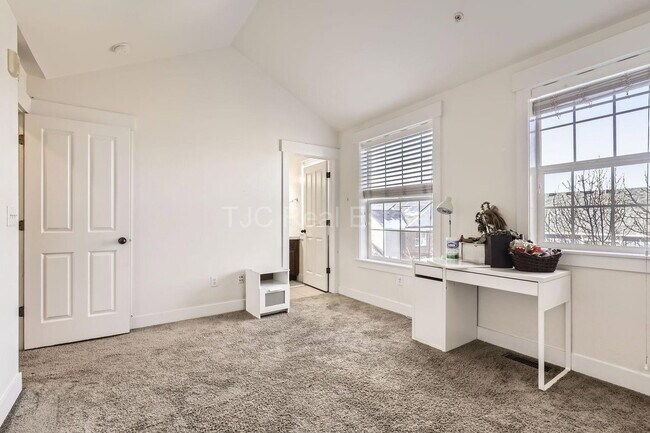 Photo - 3381 Xenia St