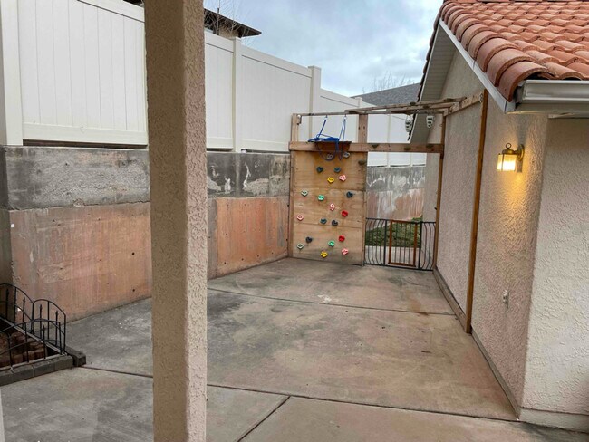 Photo - 550 Diagonal St