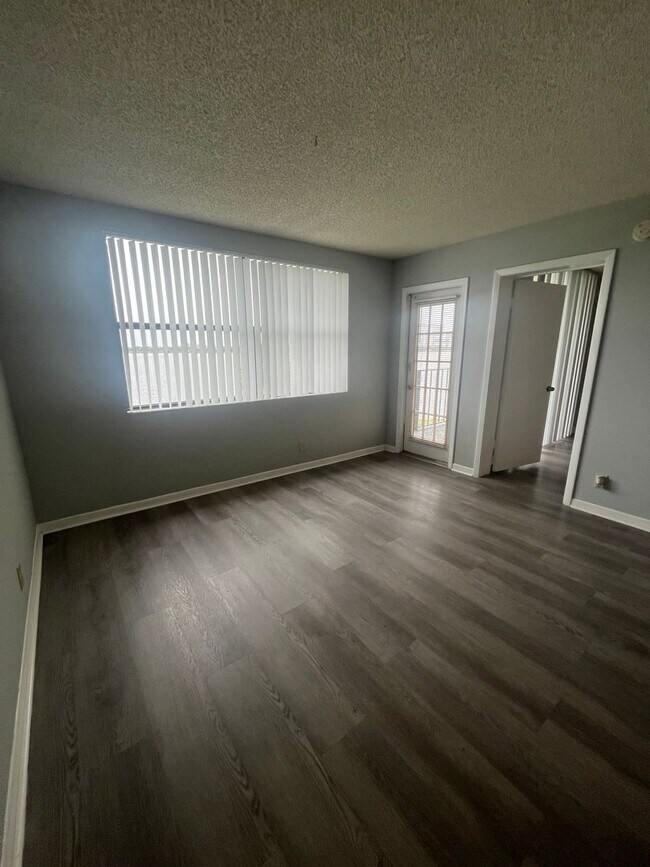 Photo - ONE BEDROOM ONE BATHROOM WITH LAKEVIEW!!! Unit 34