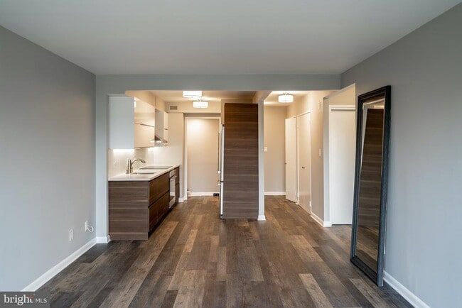 Building Photo - 1001 26th St NW Unit 807