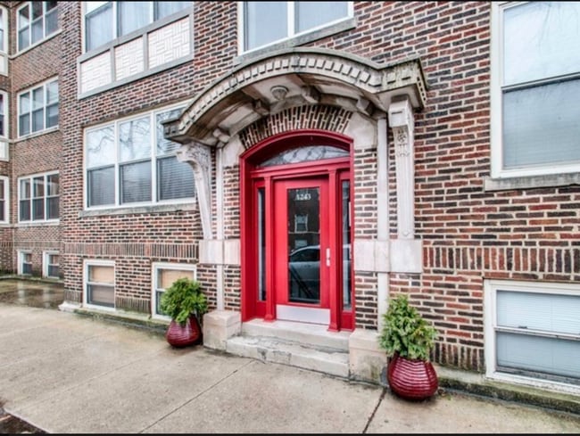 Building Photo - 1243 W Rosemont Ave Unit 3W