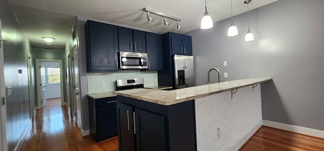 Building Photo - 1353 Adams St NE Unit 4