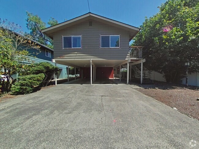 Building Photo - 3 Bedroom Duplex ~ Close to Campus ~ Small... Unit 1639 NW Kings Rental