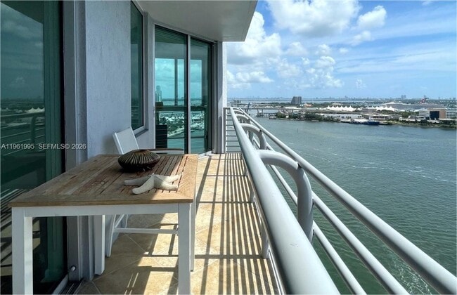 Building Photo - 335 S Biscayne Blvd Unit 2212