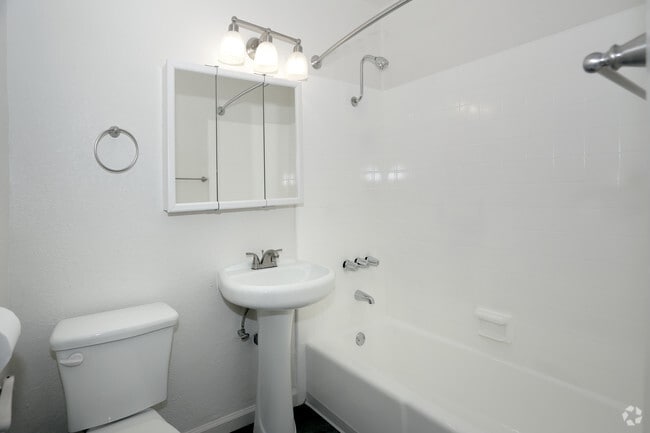 1BR, 1BA - 525 SF